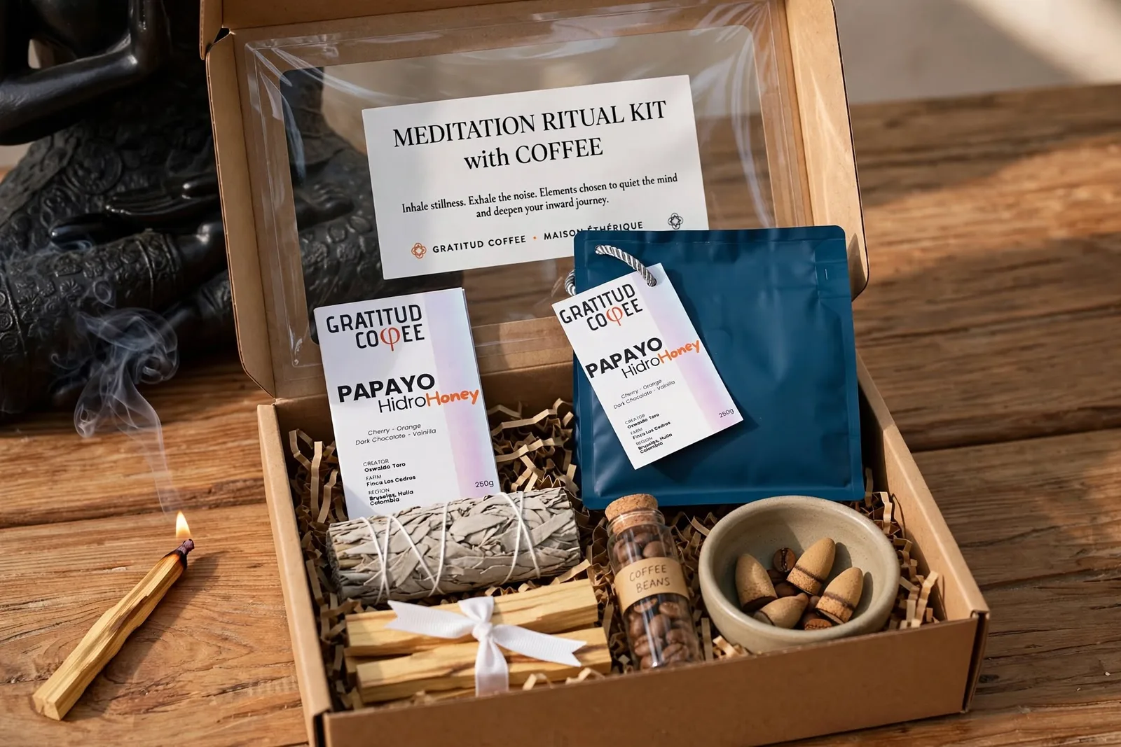 El kit abierto: café Papayo HidroHoney, salvia blanca, palo santo, vial de granos, conos de incienso y cuenco de cerámica
